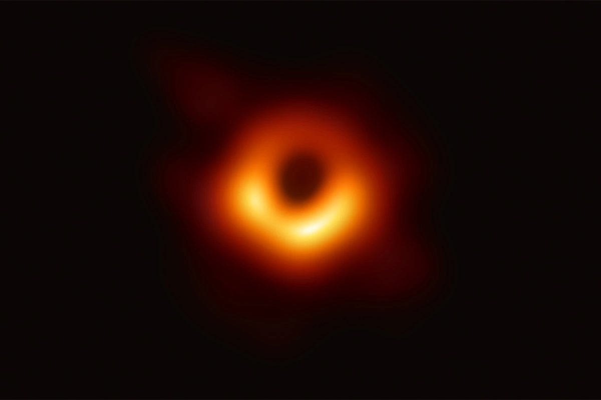 Черная дыра в центре галактики M87, очерченная излучением раскаленного газа, который, вращаясь вокруг нее, образует кольцо. 10 апреля 2019 года