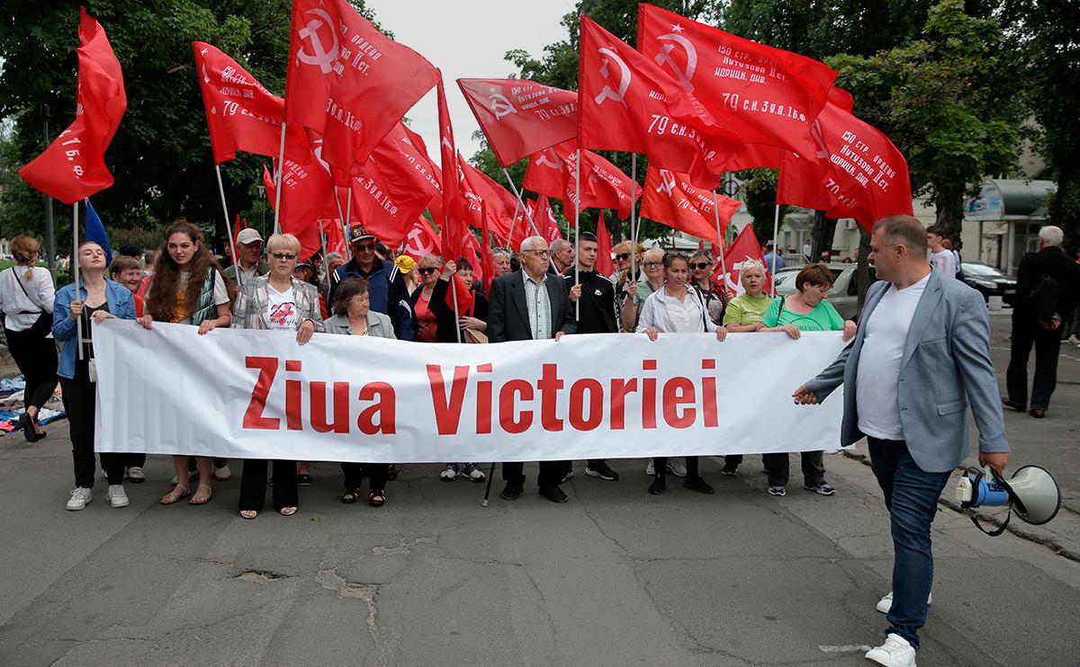 Участники митинга против отмены празднования 9 мая, Кишинев, июнь 2023 года