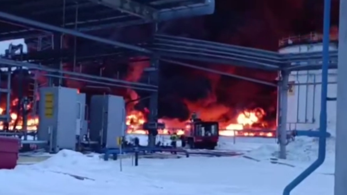 В Клинцах эвакуировали людей, живущих рядом с горящей нефтебазой