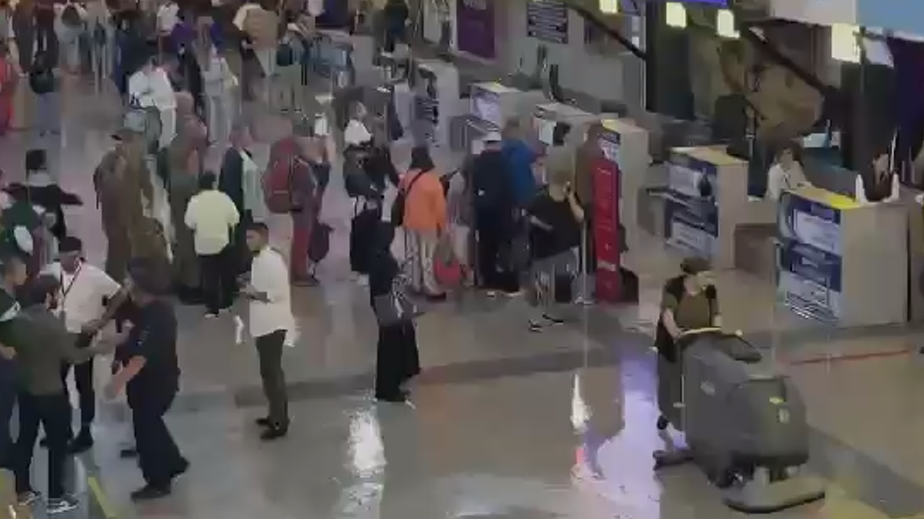 Аэропорт Махачкалы подтопило из-за непогоды