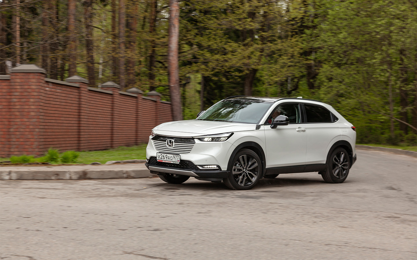 Honda Vezel отменно держит траекторию, но огрызается тряской на неровностях