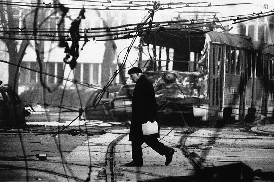 Босниец на площади Скендерия в Сараево, 1993 год