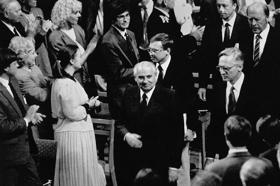 Михаил Горбачев входит в лекционный зал, чтобы прочитать свою долгожданную нобелевскую лекцию мира, Осло, Норвегия, 5 июня 1991 года