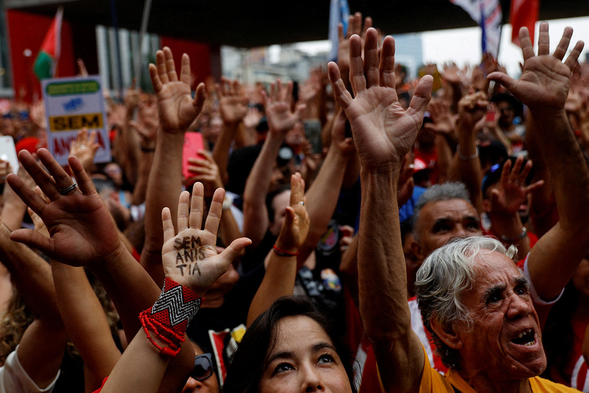 В демонстрациях участвовали десятки тысяч человек. Наиболее масштабные протесты зафиксировали в Сан-Паулу и Рио-де-Жанейро, где на улицы вышли 42,4 тыс. и 41,8 тыс. человек соответственно.