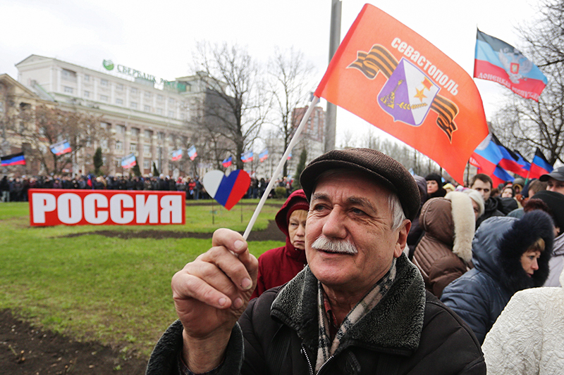 Участники митинга, посвященного годовщине воссоединения Крыма и&nbsp;России, на&nbsp;центральной площади в&nbsp;Донецке