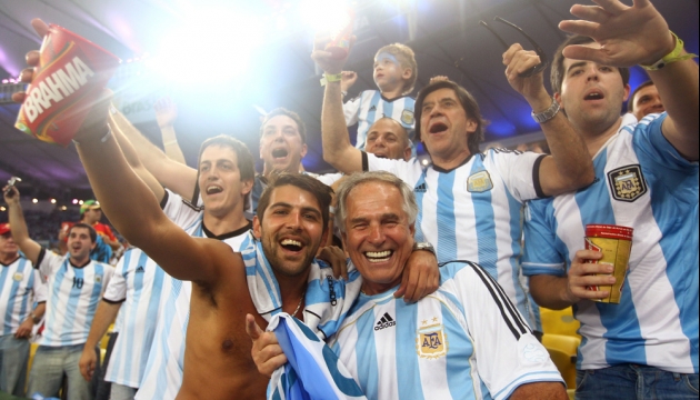 Радостные болельщики сборной Аргентины во время  матча группы F Аргентина - Босния и Герцеговина. 15 июня, Рио-де-Жанейро, Бразилия. 