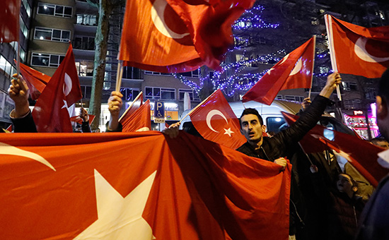 Демонстранты неподалеку от генконсульства Турции в Роттердаме


