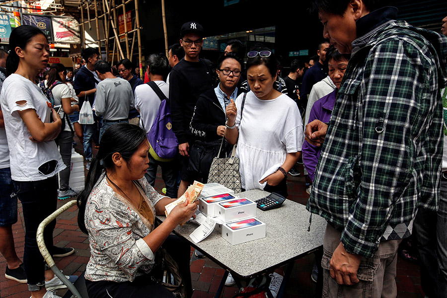 В Гонконге обладатели последней модели линейки смартфонов Apple перепродают iPhone X на улицах