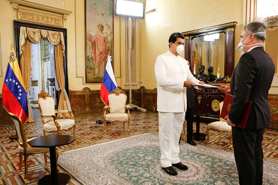 Посол России Сергей Мелик-Багдасаров (справа) вручает верительную грамоту президенту Венесуэлы Николасу Мадуро. 30 марта​
