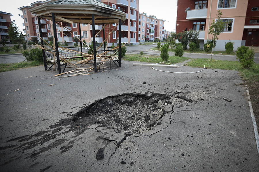 В Баку также сообщают об обстрелах со стороны противника по густонаселенным районам и гражданской инфраструктуре.

На фото: разрушения в Тертере, одном из пострадавших азербайджанских городов