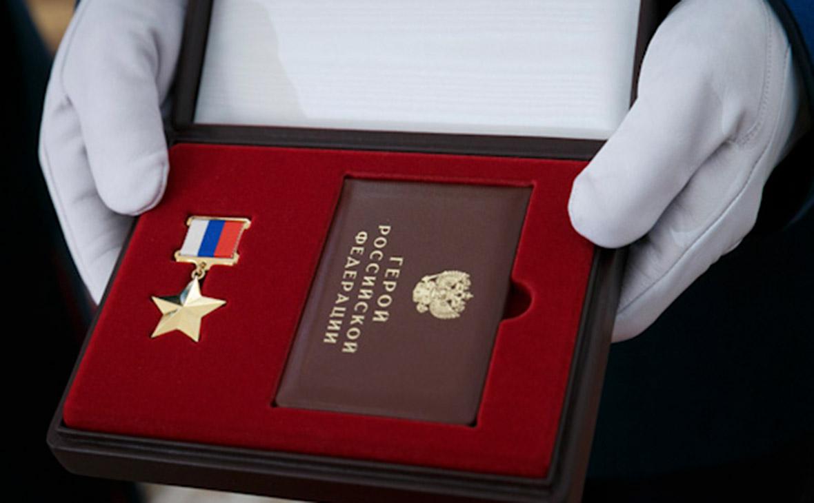 Путин присвоил звание Героя России погибшему в ходе спецоперации старшине"/>













