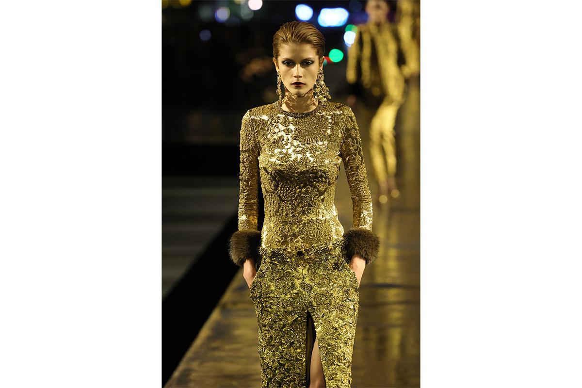 Модель на подиуме во время показа женской коллекции Saint Laurent сезона весна-лето 2027 в рамках Недели моды в Париже