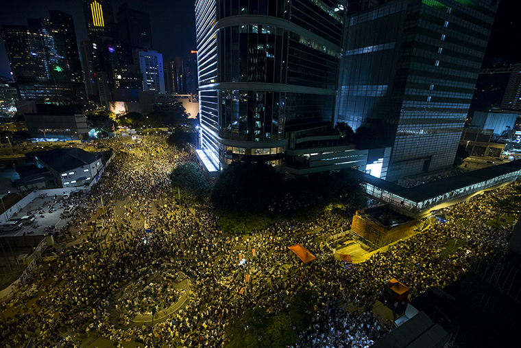 Тысячи протестующих собрались на митинг у здания правительства в Гонконге.