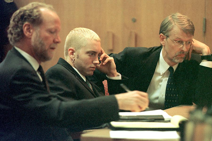 Эминем (в центре)&nbsp;со своими адвокатами во время слушания приговора по обвинению в хранении оружия,&nbsp;2001 год