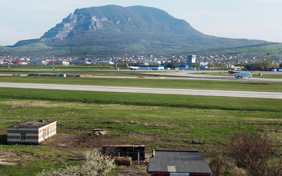 Аэропорт Минвод отменил рейс после сообщения о дефекте на полосе