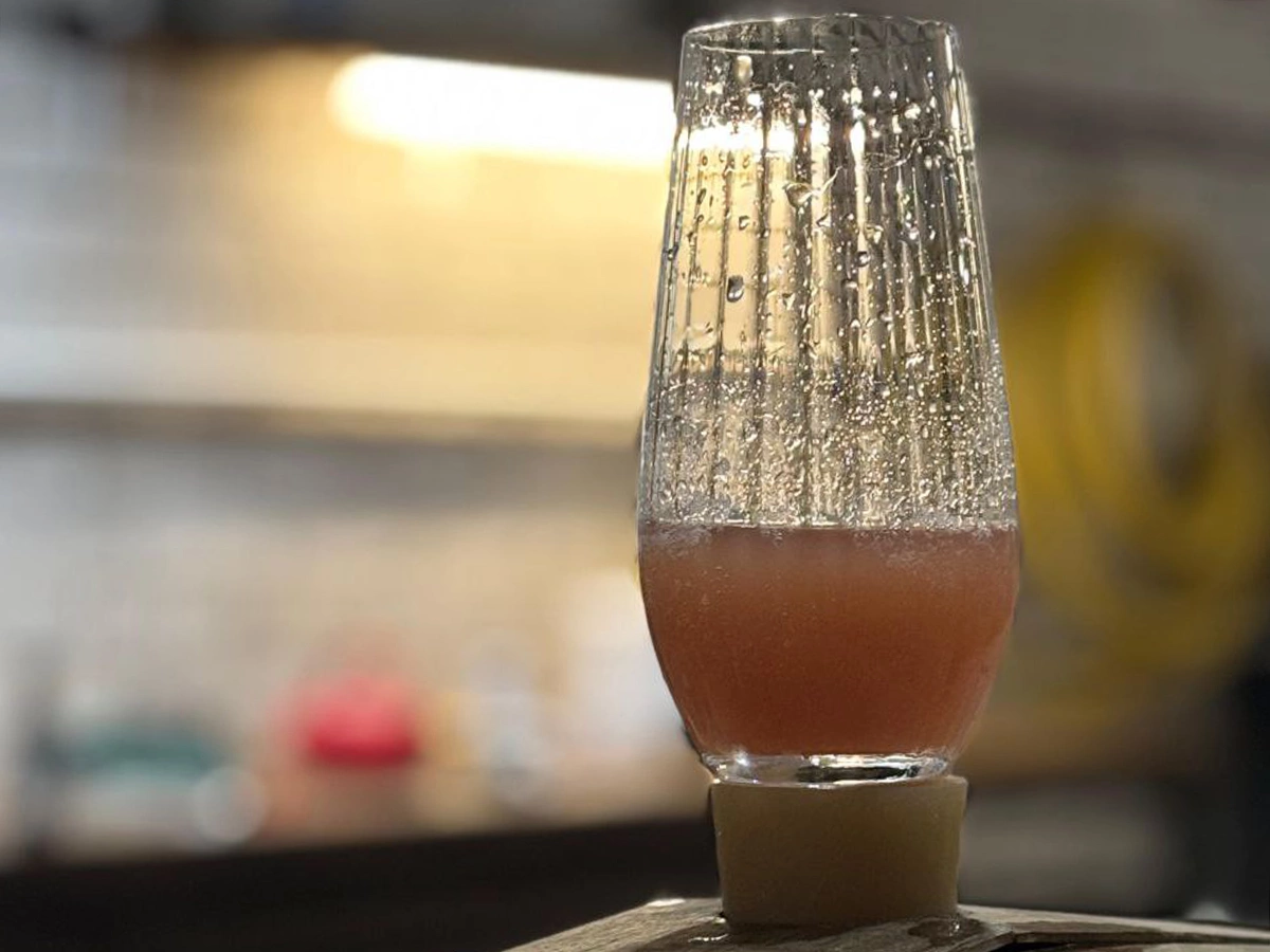 Напиток изготовлен из яблок сортов «фуджи», «симиренко» и «голден», выращенных в Крыму