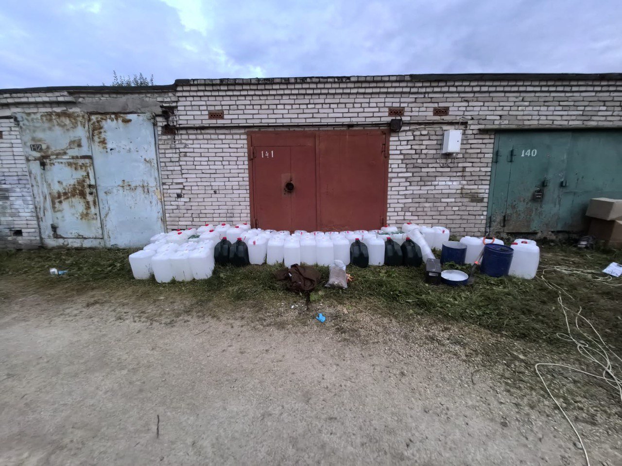 Вход в нарколабораторию на территории гаражного кооператива