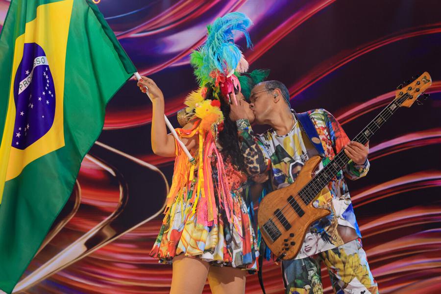 Певец Лусиану Калазанс и певица Таис Надер, представляющие Бразилию на Международном музыкальном конкурсе «Интервидение» 2025, в концертном зале «Live Арена»
