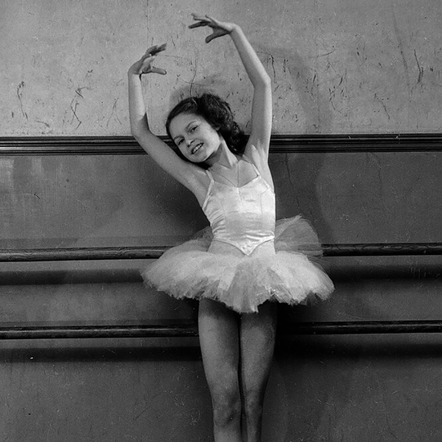 Брижит Анн-Мари Бардо родилась 28 сентября 1934 года в Париже. Ее родители были крайне состоятельными, семья жила в семикомнатных апартаментах в престижном районе французской столицы недалеко от Эйфелевой башни. В детстве за Бардо присматривали няни и гувернантки, и благодаря одной из них будущая актриса&nbsp;выучила итальянский, на котором,&nbsp;по ее собственным словам, говорила&nbsp;лучше, чем на родном французском.

Однажды, когда семья отправилась ужинать в бистро, к ним подошла гадалка и, посмотрев на&nbsp;ладонь&nbsp;отца Брижит, сказала: &laquo;Мсье, ваше имя облетит мир, прославится и в Америке, и везде-везде!&raquo;. Месье Бардо тогда решил, что речь про успех его заводов (семейная фирма производила ацетилен). &laquo;Они и представить себе не могли, что не завод прославит на весь мир фамилию Бардо, а я, безвестная девочка, и что уготованная&nbsp;мне судьба удивительная, и что подтвержу я чудное пророчество, ни разу в жизни этой фамилии не сменив, несмотря на все свои многочисленные замужества&raquo;,&nbsp;&mdash; вспоминала&nbsp;актриса в книге &laquo;Инициалы Б.Б.&raquo;

В 13 лет Бардо поступила в Парижскую высшую национальную&nbsp;консерваторию музыки и танца, где в течение трех лет посещала&nbsp;занятия артиста балета и педагога русского происхождения Бориса Князева. Благодаря танцам Бардо обрела осанку и грацию, которые отличали ее на протяжении дальнейшей актерской карьеры. В детстве родители отправили ее на гастроли с балетной труппой &laquo;Елисейские Поля&raquo;. Так&nbsp;у молодой девушки появился опыт выступлений на профессиональной сцене.