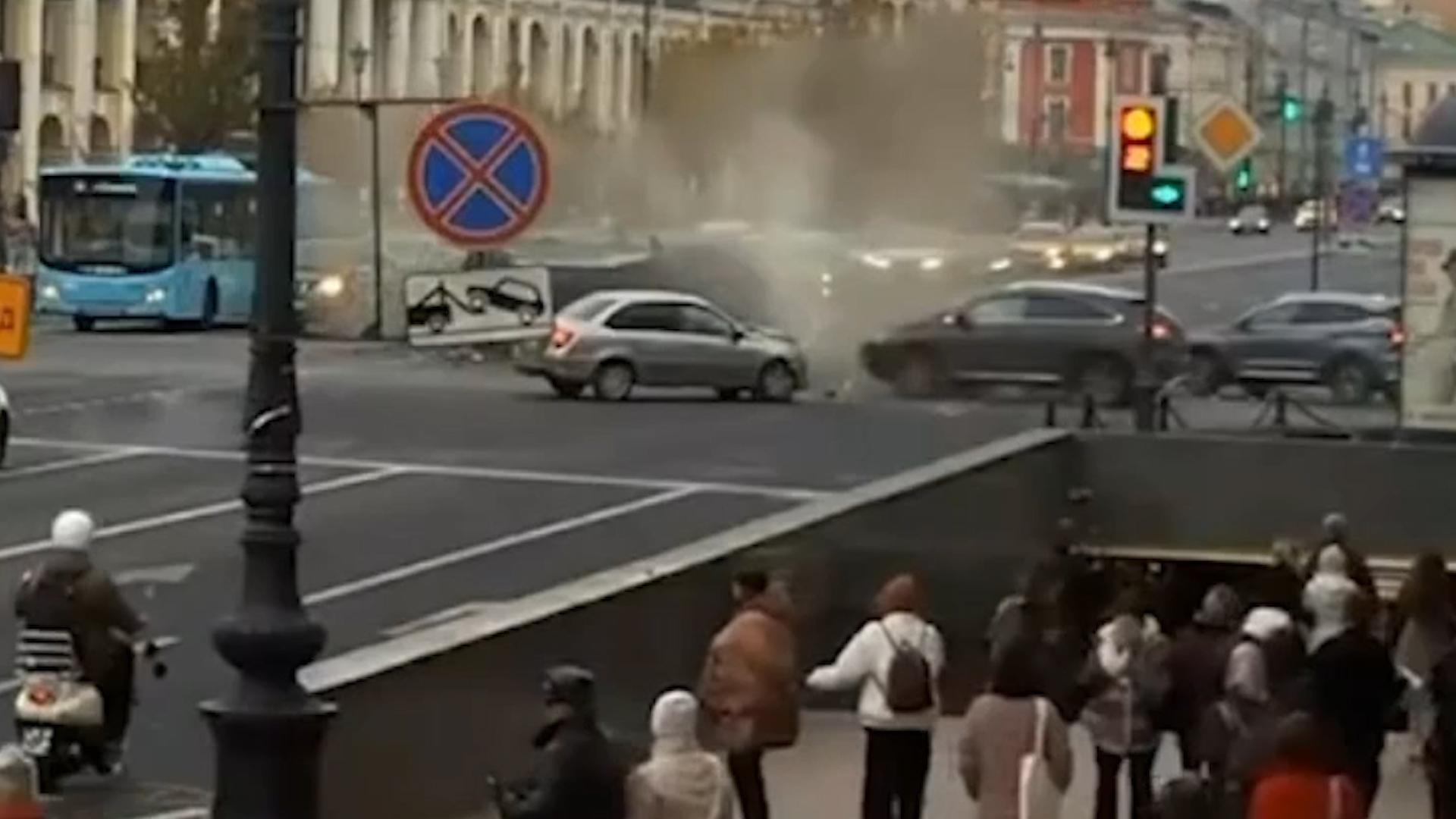 В массовом ДТП с восемью машинами в Петербурге пострадала женщина. Видео