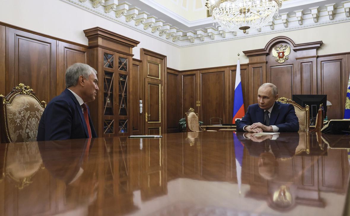 Вячеслав Володин (слева) и Владимир Путин (справа)