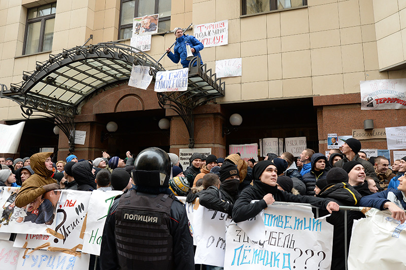 Митингующие напротив посольства Турции