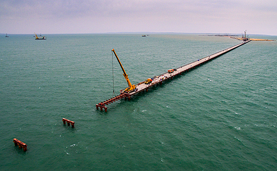 Строительство моста через Керченский пролив на острове Тузла, 21 апреля 2016 года


