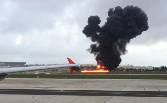 Пожар на&nbsp;месте крушения самолета на&nbsp;Мальте


