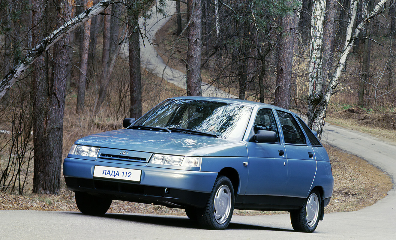 Хэтчбек &laquo;десятого&raquo; семейства когда-то был самой динамичной машиной российского производства и по сей день является более популярным, чем наследник семейства Priora. Большая часть Lada 2112 продается с 16-клапанными моторами.
