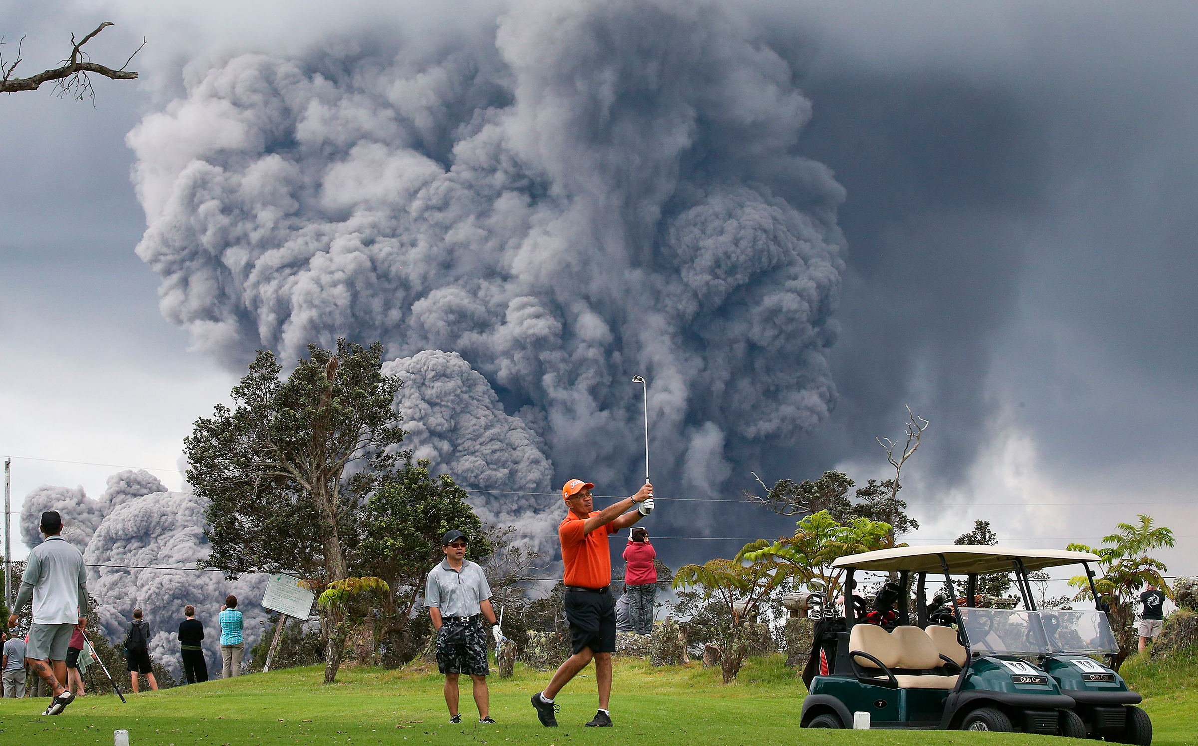 Май. Игра&nbsp;в гольф на фоне вулкана на Гавайях
