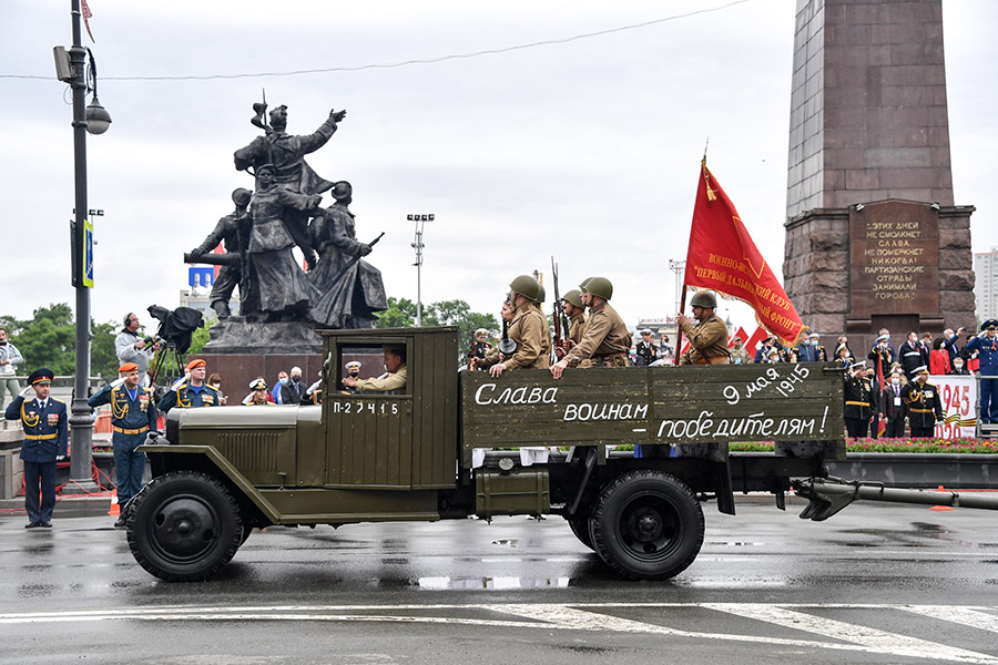 Владивосток. Механизированная колонна музейной техники времен ВОВ военно-патриотического клуба &laquo;Техника XX века в Приморском крае&raquo;