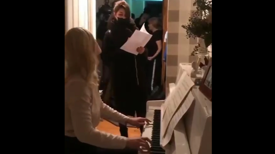 Соратница Навального сыграла Бетховена во время обысков. Видео