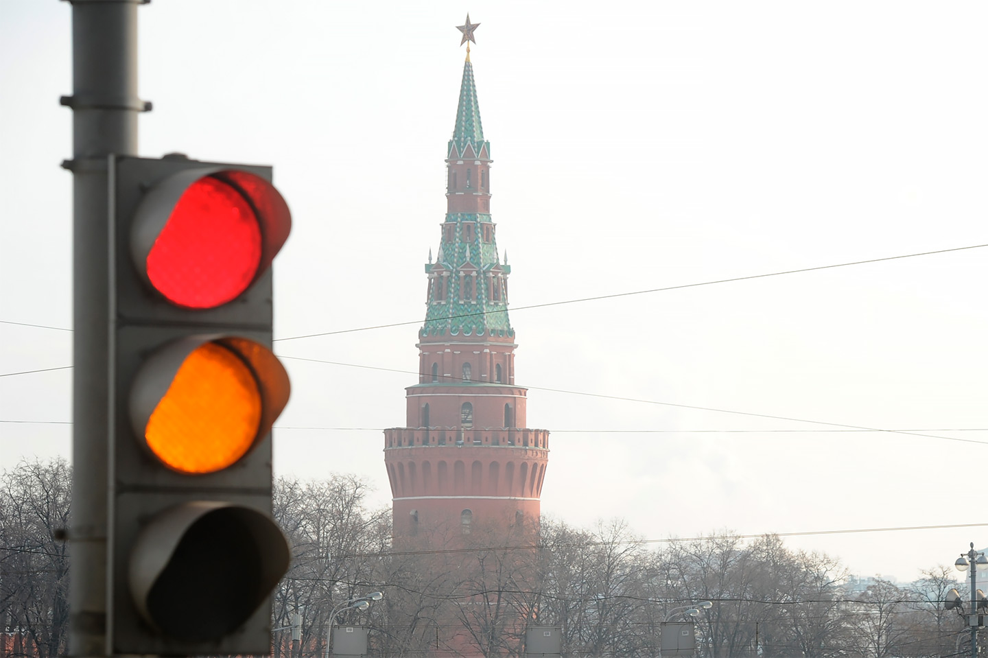 Правила дорожного движения включают два запрещающих движение сигнала светофора: не только красный, но и желтый.