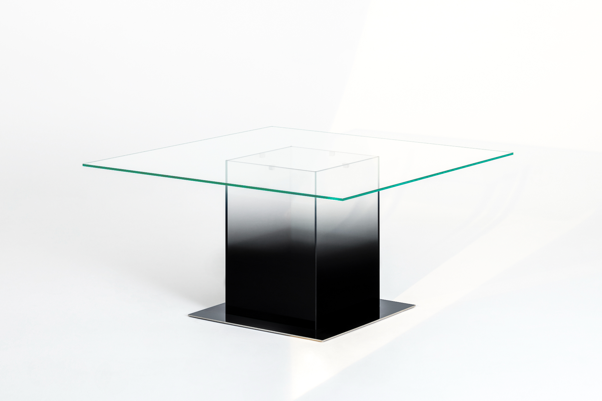 Столы из коллекции Donald, Филипп Старк для Glass Italia