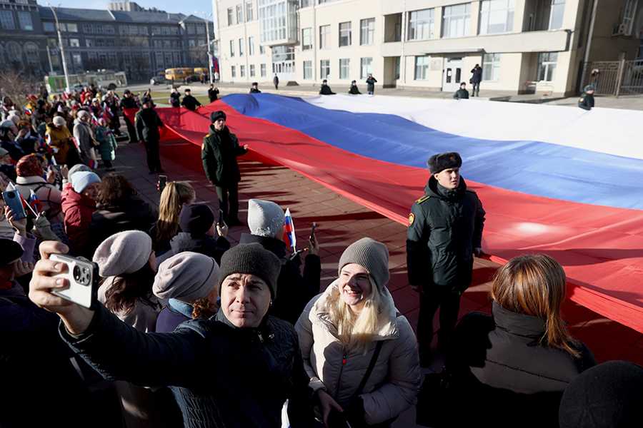 В Новосибирске развернули флаг России у Концертного зала им. Каца