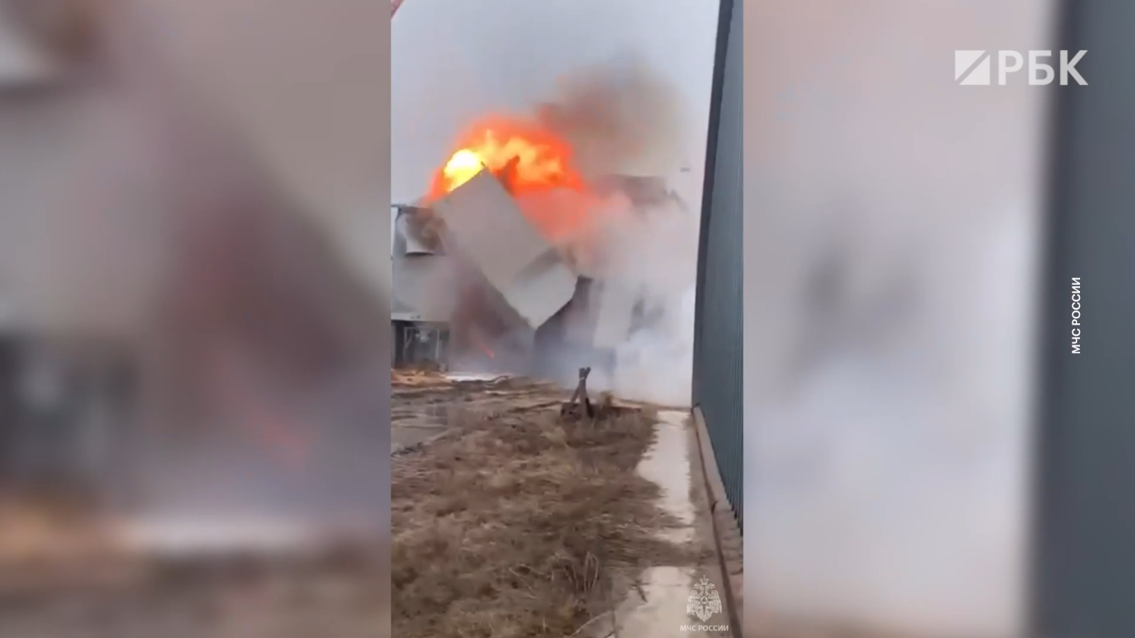 В Оренбургской области зерносушилка обрушилась из-за пожара. Видео