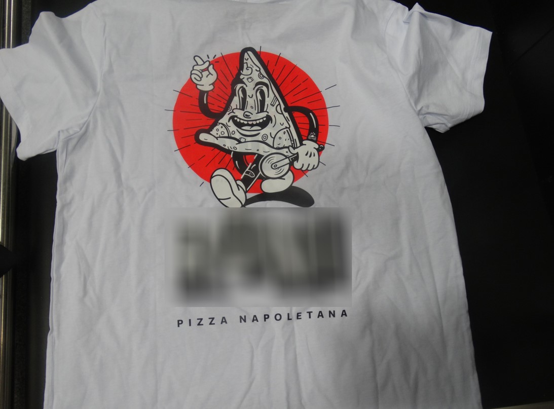 Слоганы на одежде совпадают с теми, что использует международная сеть пиццерий Roni Pizza&nbsp;Napolitana