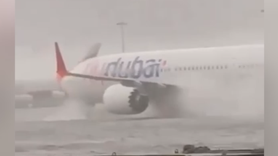 В Дубае из-за дождей затопило аэропорт и дороги. Видео