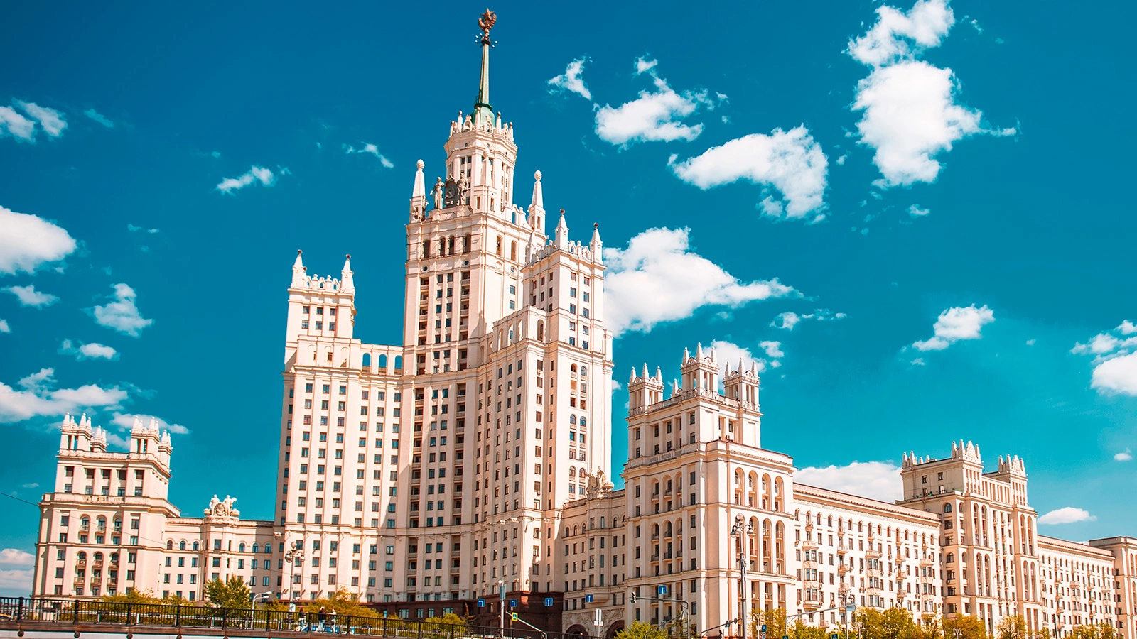 Высотка на Котельнической набережной в Москве