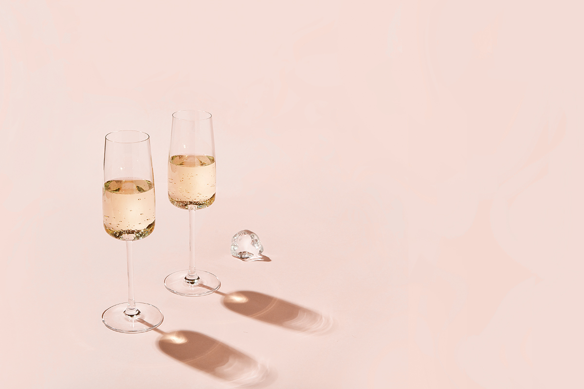 Во вкусе вино демонстрирует средненасыщенное тело, с яркой, но не резкой кислотностью и очень аккуратным уровнем сухости: вино буквально прошло по тонкой грани, красиво