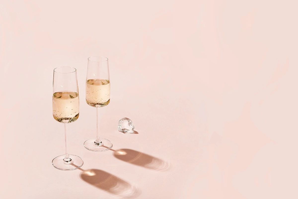 Во вкусе вино демонстрирует средненасыщенное тело, с яркой, но не резкой кислотностью и очень аккуратным уровнем сухости: вино буквально прошло по тонкой грани, красиво