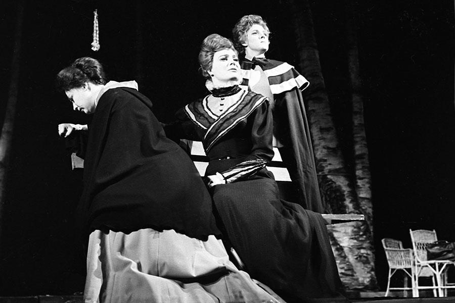 Зинаида Шарко (крайняя справа), Татьяна Доронина (в центре), Эмма Попова (слева) в спектакле по пьесе А.П.Чехова &laquo;Три сестры&raquo; в постановке Георгия Товстоногова в Ленинградском академическом Большом драматическом театре им. М. Горького, 1965 год