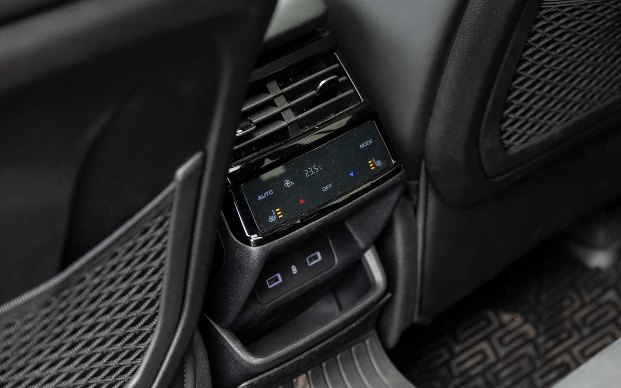 На втором ряду с &laquo;климатом&raquo; в&nbsp;Geely Monjaro порядок &mdash; здесь&nbsp;отдельная зона, не то что в Chery