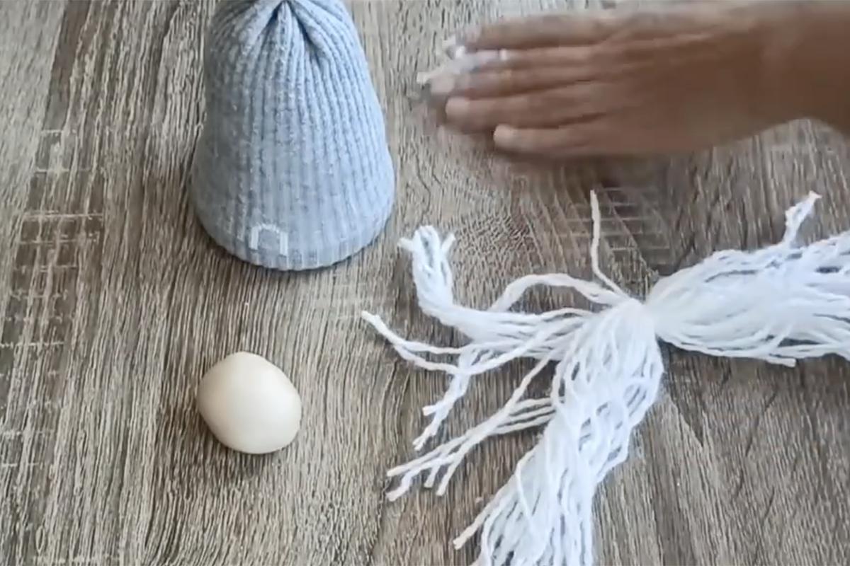 Как сделать новогоднего гнома из носков