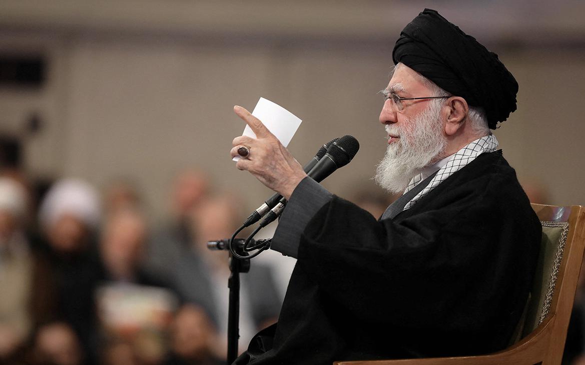 WSJ сообщила о стоящем перед Хаменеи «экзистенциальном выборе»