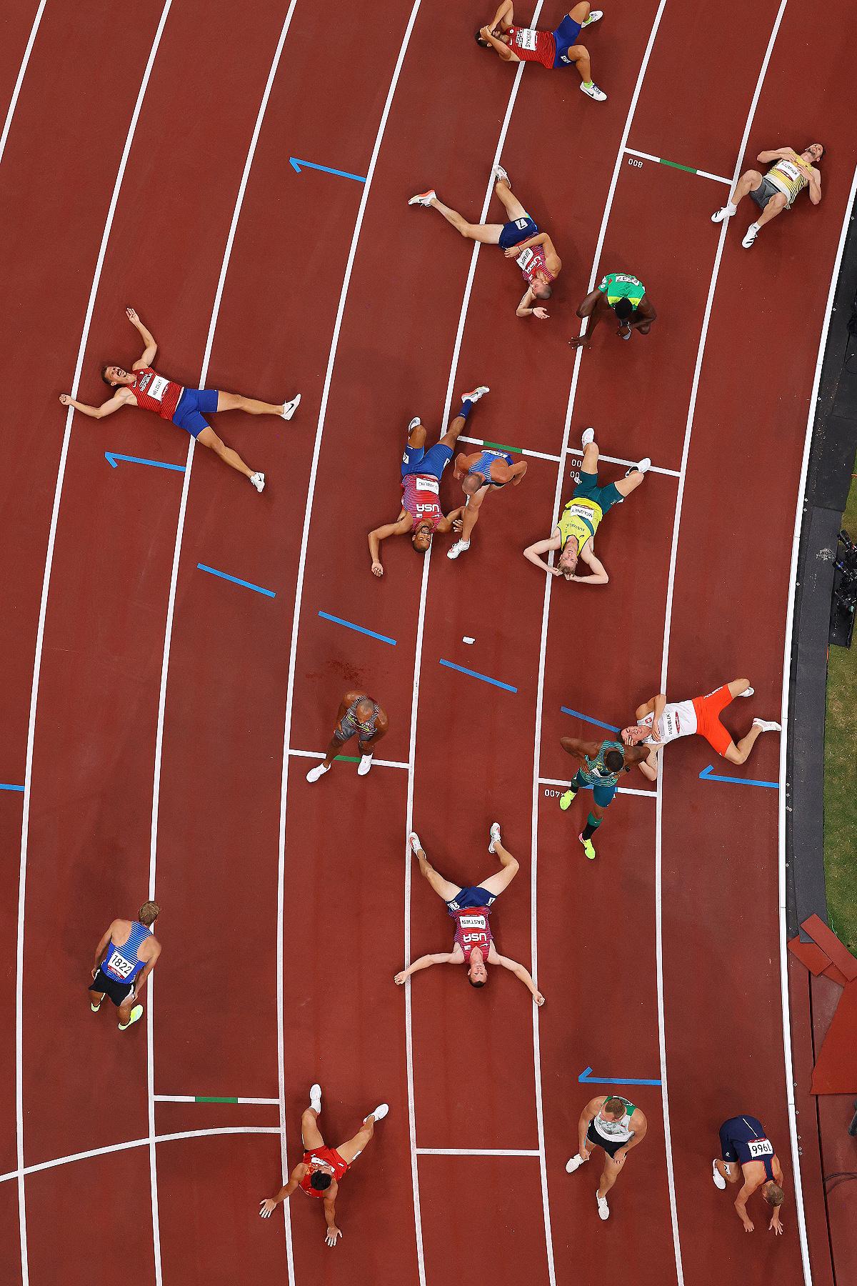 Бегуны после соревнований по десятиборью на дистанции 1500 метров,&nbsp;Токио, Япония, 2021 год