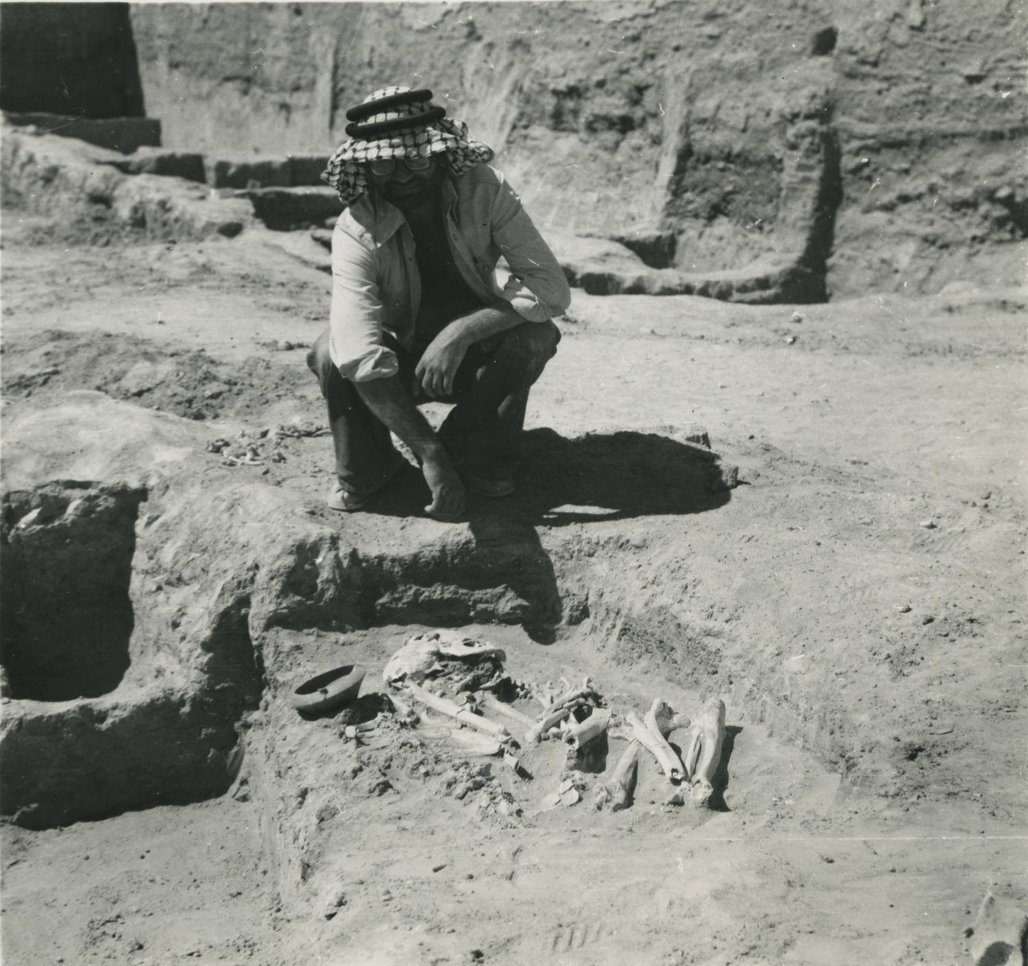 Михаил Пиотровский на раскопе могильника в долине Хадрамаута