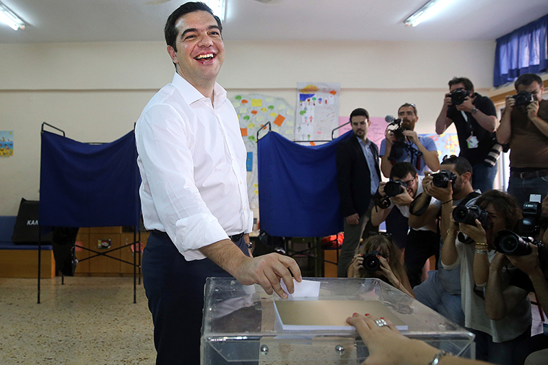 Премьер-министр Греции Алексис&nbsp;Ципрас голосует на избирательном участке в Афинах