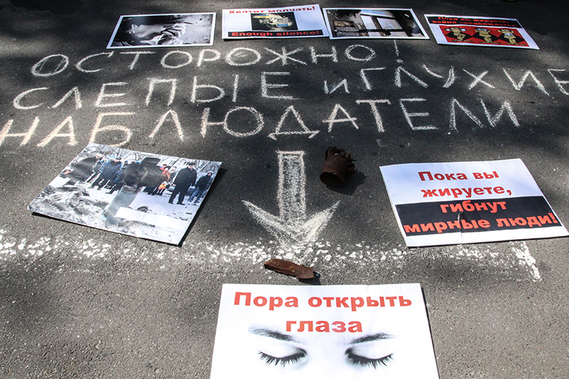 Плакаты митинга &mdash; протеста жителей Донецка против сотрудников Красного Креста и ОБСЕ 23 июля 2015 года