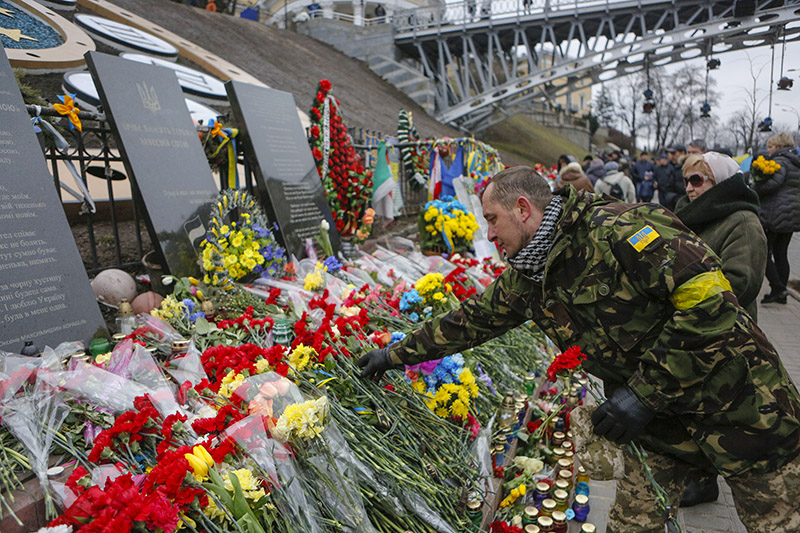 Люди возлагают цветы в&nbsp;память о&nbsp;героях Небесной сотни, погибших во&nbsp;время противостояния на&nbsp;Майдане в&nbsp;феврале 2014 года
